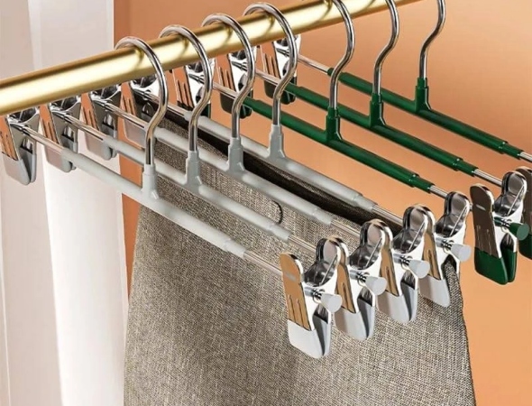 Міцні металеві вішаки для одягу