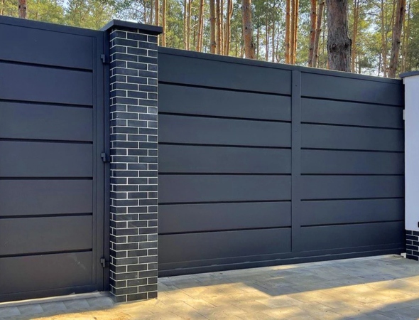 3 сучасних металевих паркани: від мінімалістичного штакетника до стильних жалюзі