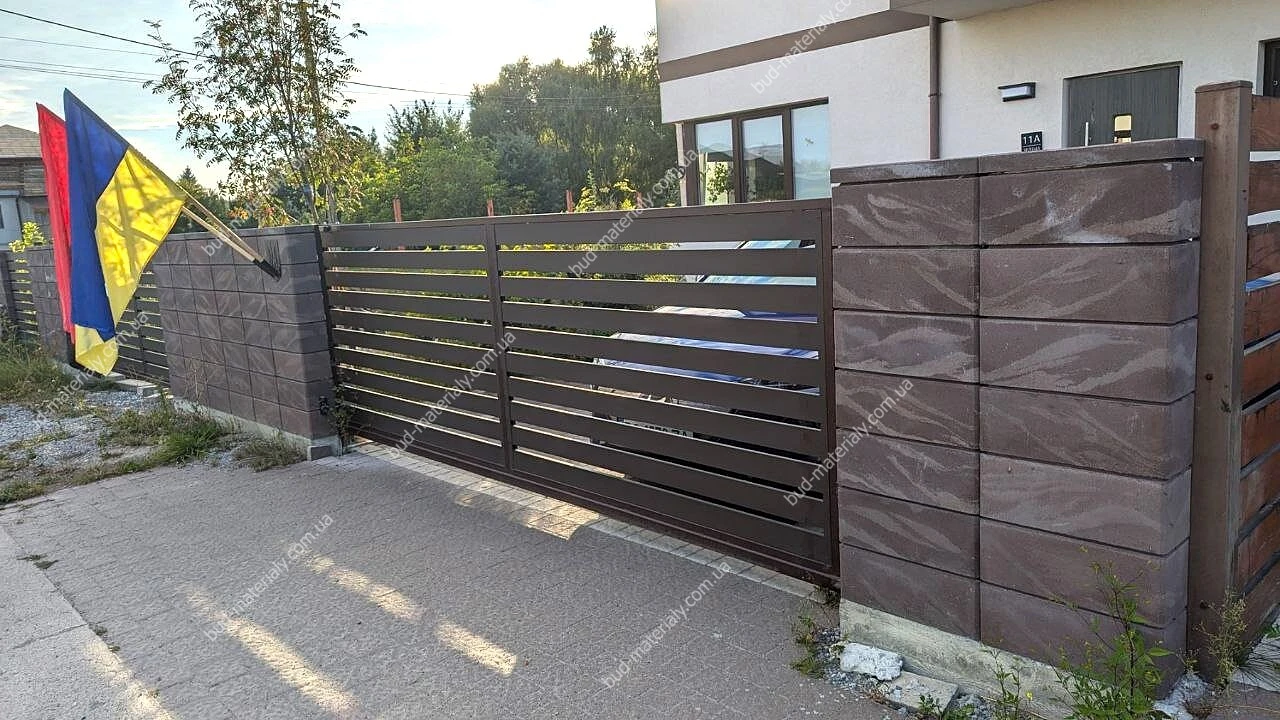 Металлический забор ранчо: почему он лучше деревянного аналога?