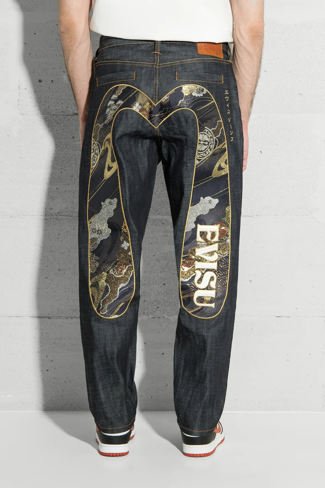 Джинсы Evisu («Ивису») – свежий взгляд на традиционный деним